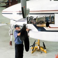 Mechanic fix King Air 200